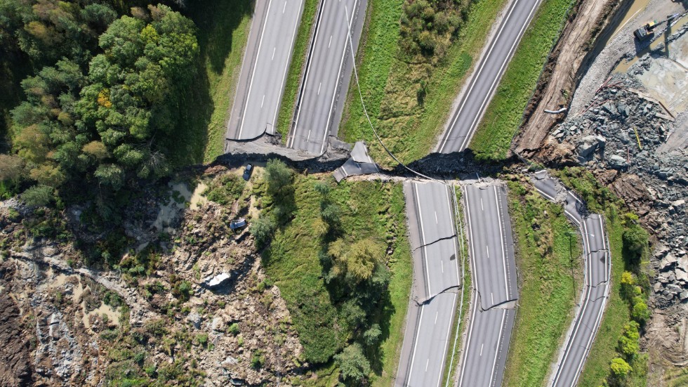 E6 båda körfält trycktes västerut nästan 50 meter vid skredet.