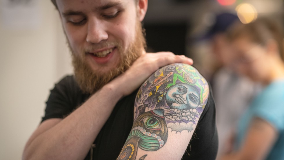 Redan i fjol skaffade Tor Ledin, 26 år, Luleå, en större fantasyinpirerad tatuering med magiska svampar och grodan Kermit (!). ”Det blev ganska slumpmässigt förra gången. Vi får se vad det blir nu”, säger han vid årets Arctic Ink Fair.

