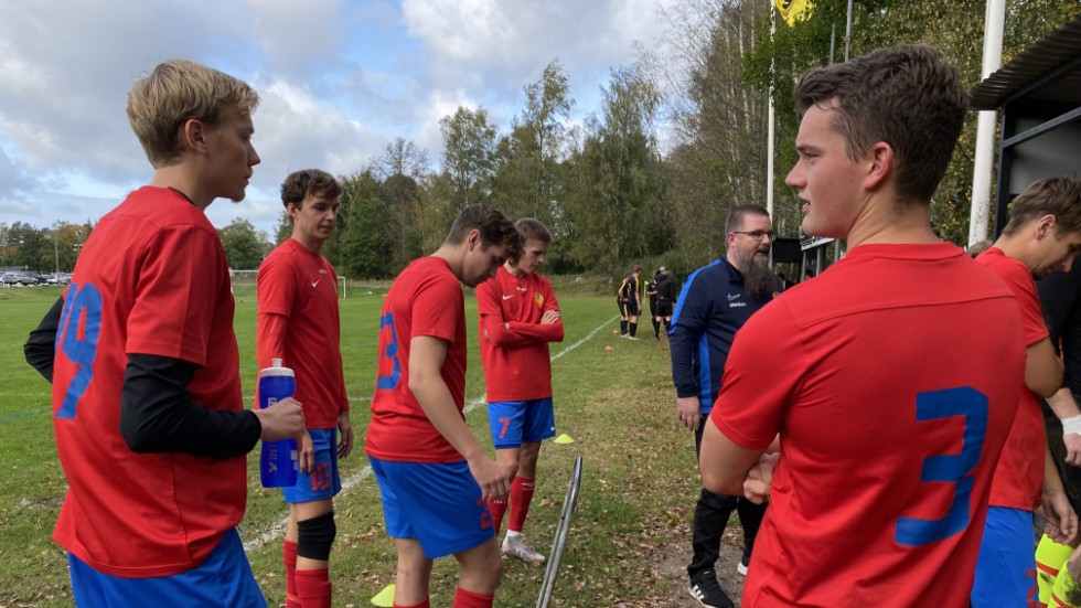 Daniel Strandberg i Högsjö BK förstår syftet att det som ung spelare inte alltid är så lätt att spela mot vuxna. "Skaderisken är självklart större och det krävs massor av ledarna för att klara av att slussa in en ung spelare på ett tryggt sätt till seniorfotbollen", säger han.