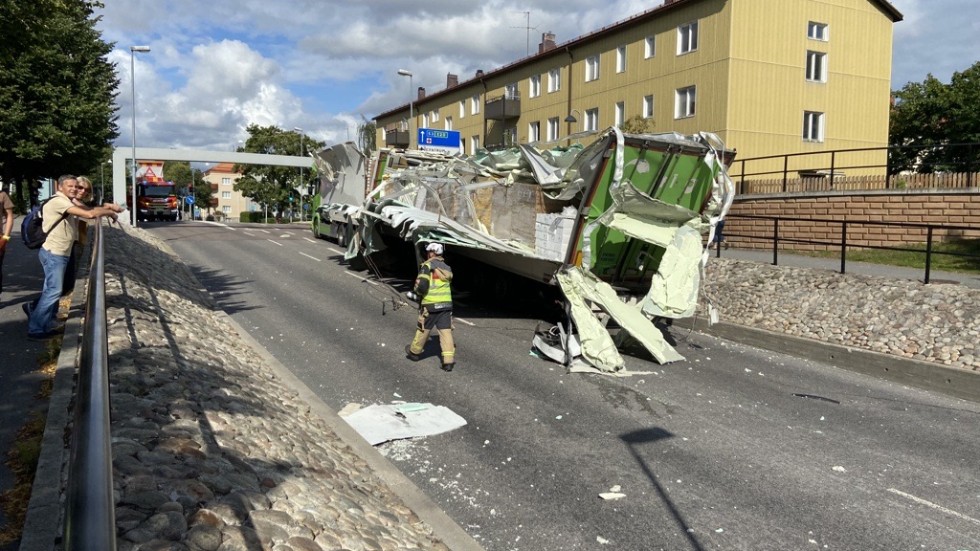 Larmet om olyckan inkom på tisdagseftermiddagen. Långtradaren kraschade in i gångbron vid Vasavägen/Carlavägen.