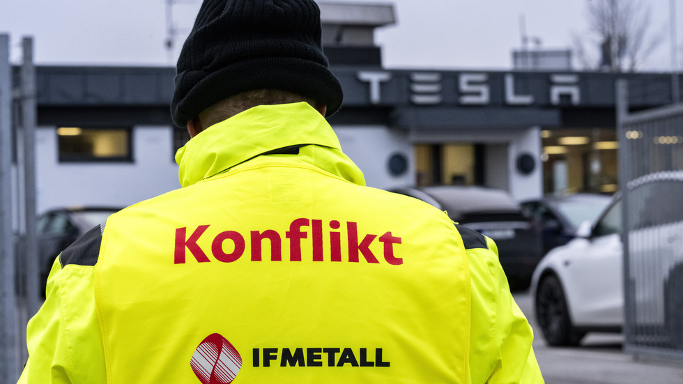 Strejkvakt från IF Metall utanför Tesla-anläggningen på Boplatsgatan i Malmö. Arkivbild.