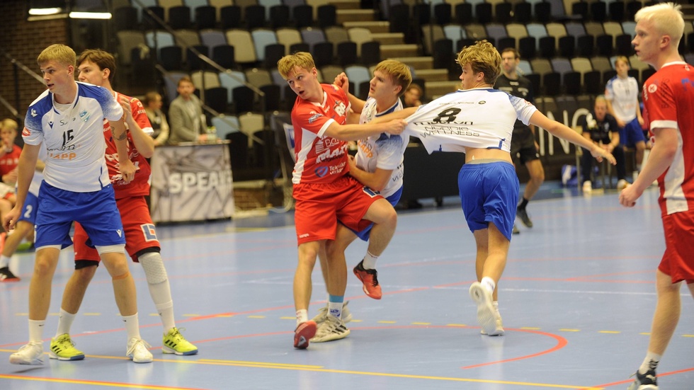 Det är mycket drag och slit i kläder i en handbollsmatch. Men trots att eRPing-spelaren har grepp på två IFK-spelare så kan hemmalaget göra mål. Det var helt klart IFK:s kväll.