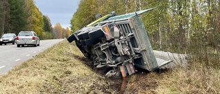 Lastbil har kört av vägen och vält