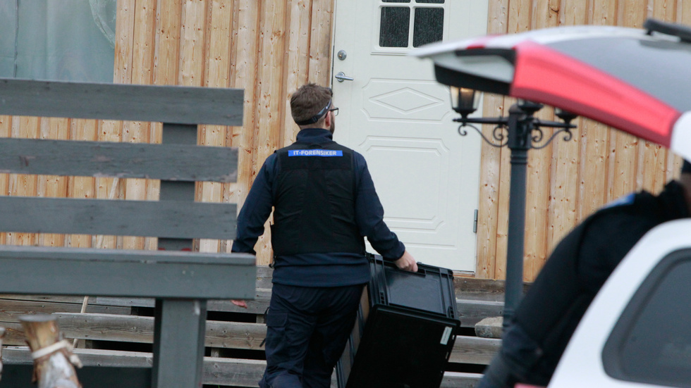 Pappan har släppts från häktet, men hans ombud och offentliga biträde Rune Bäcklund skriver till kammarrätten att han inte har lyckats få tag i honom. "Jag utgår från att han vill överklaga."