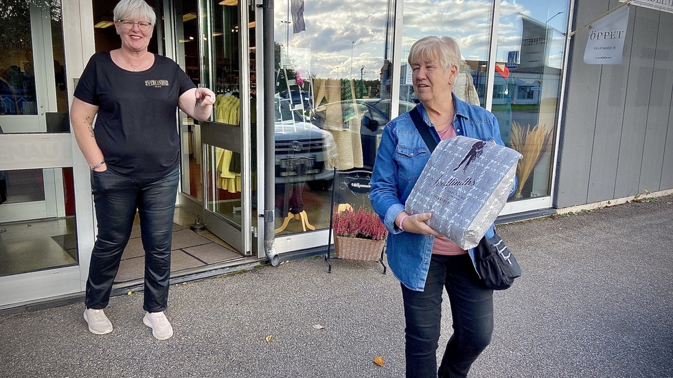 Svedlindhs firar 70 år och Lenita Holmgren har letat fram påsar från 1970-talet som Gunilla Ceder Eliasson fått med det hon handlat i.