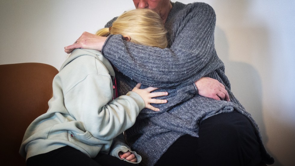 Dottern flydde ut på balkongen när lågorna slog upp i lägenheten. Som genom ett under lyckades pappan släcka elden. "Jag är så tacksam för att det gick bra", säger mamma i dag.