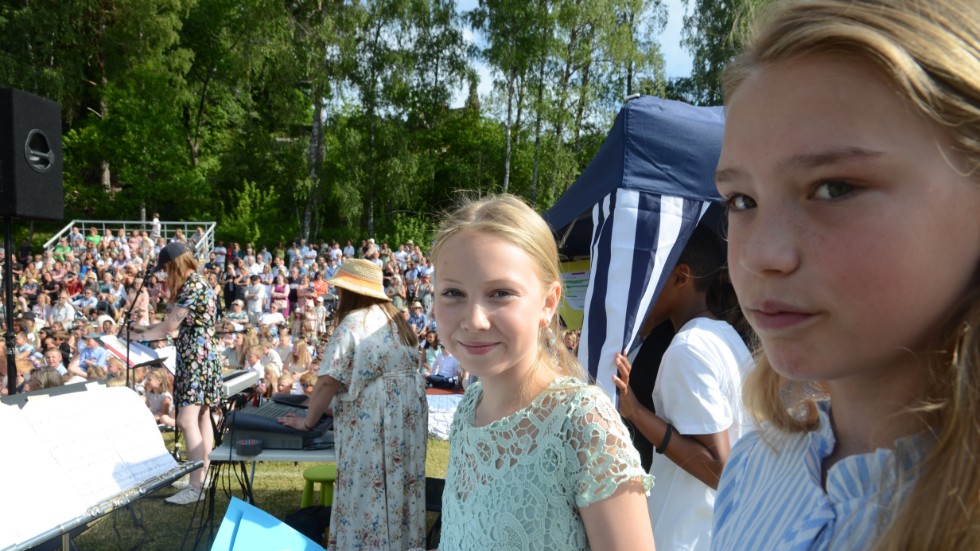 Sofia Holmberg, Livia Wallin och andra avgångselever på Dansutskolan introducerade varje framträdande på Skillingavallen, ofta väldigt ambitiöst med till exempel referat från skolåret.