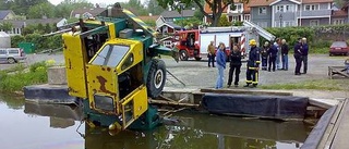 Kranbil i vattnet i Sigtuna hamn