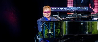 Elton John håller stilen