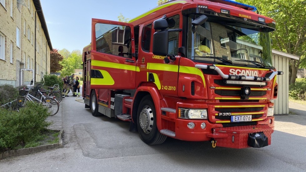 En person fick föras till sjukhus i samband med en brand i en bostad i Berga på måndagseftermiddagen. 
