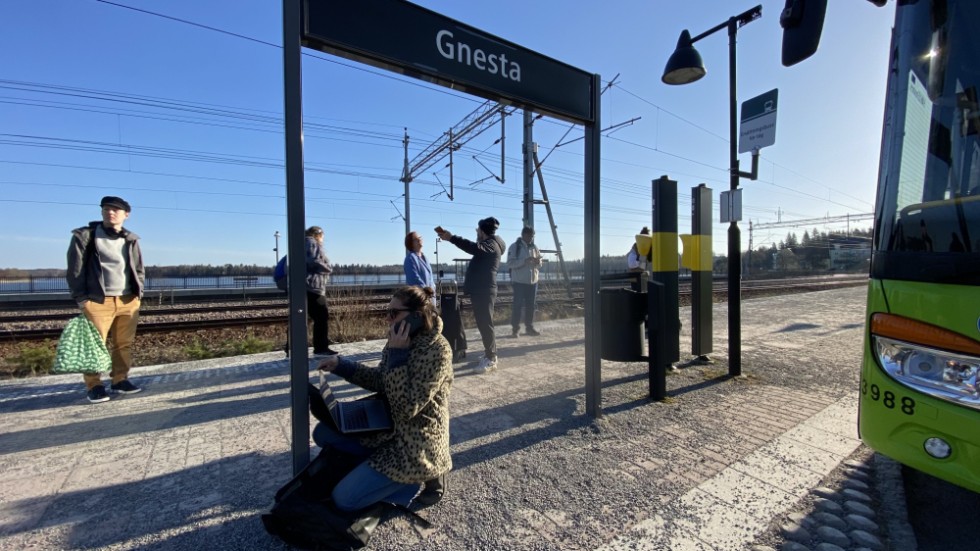 Efter sex veckor med reducerad trafik uteblev Gnestapendeln helt på måndagsmorgonen, när många lokförare gick ut i vild strejk mot SL och MTR.