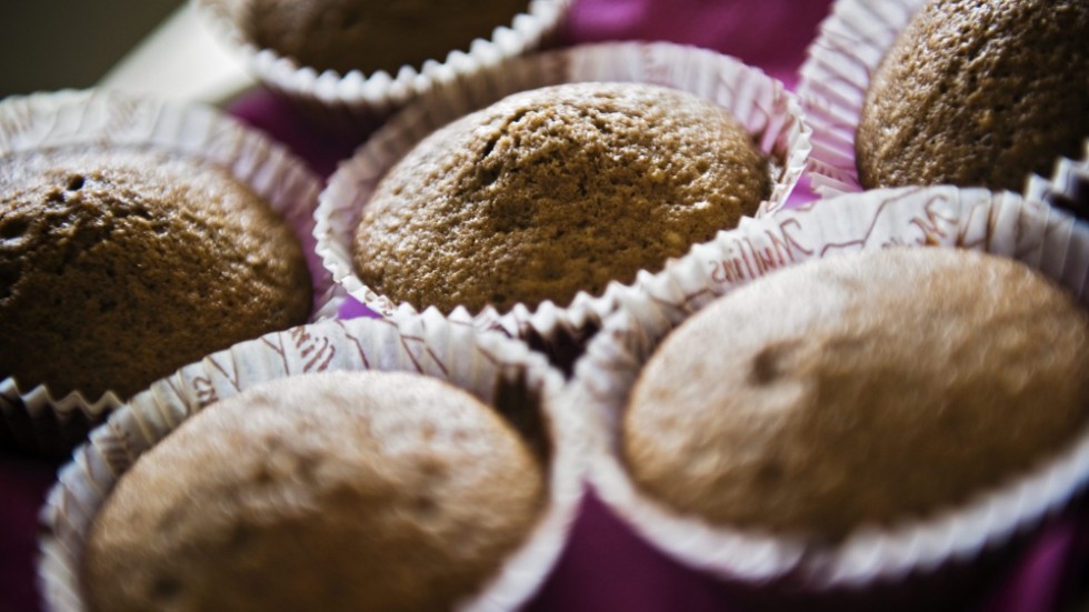 En nioårig flicka och hennes mamma råkade äta haschmuffins och fick föras till sjukhus efter att ha drabbats av yrsel, illamående och andningssvårigheter. Arkivbild på chokladmuffins utan hasch.