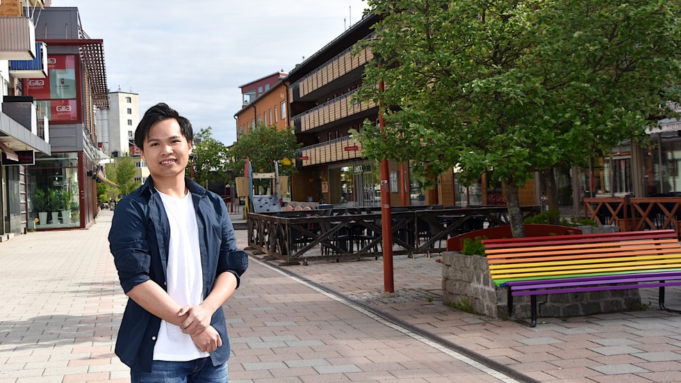 Khomsan Tonsok byte program och började Musikgymnasiet i Boden. Han hade ingen musikalisk bakgrund, men spelade efter tre läsår solo på skolans vårkonsert.