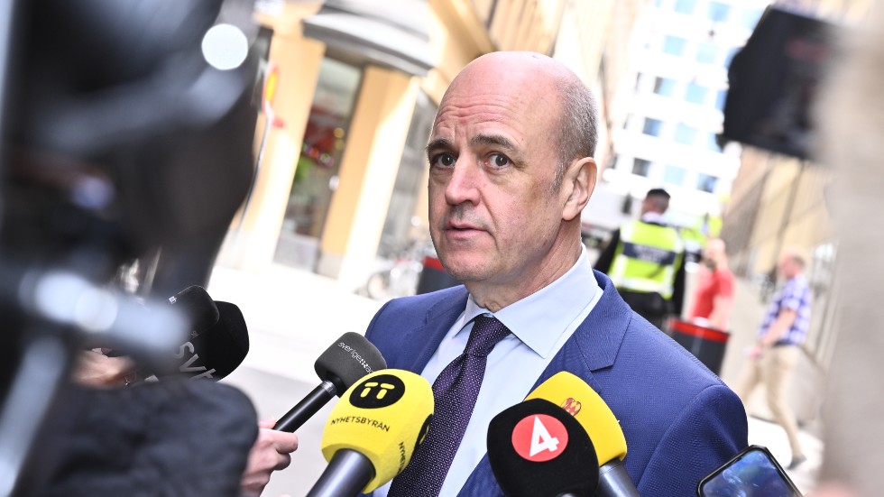 Fredrik Reinfeldt, ordförande i Svenska Fotbollförbundet, säger att fotbollen blivit en frizon för våldsamma män.