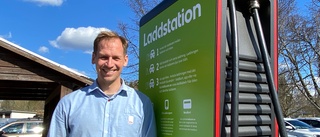 Handlare satsar på laddstationer för elbilar utanför butiken 