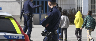 Män skadade i dåd på skola – ung man anhållen