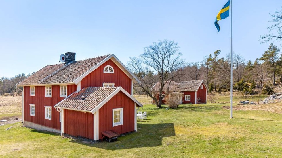 Gården "Ängarna" innefattar bland annat två bostadshus.