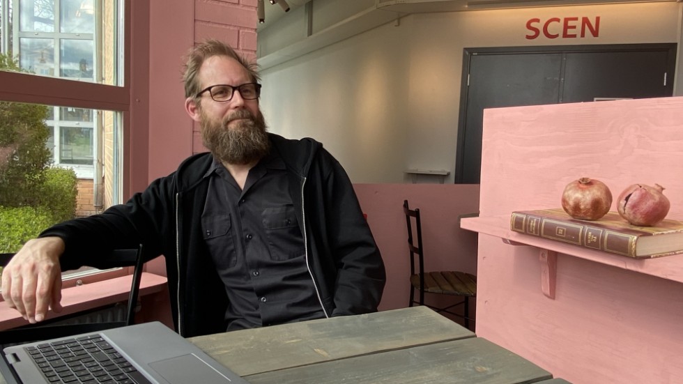 Anders Lorentz Pantzar, verksamhetsutvecklare på kulturkontoret, Kulturhuset Multeum. I dag är det scenrummet på Multeum (som syns i bakgrunden), Thomas Arena och Paulinska salen som har scener att använda. 