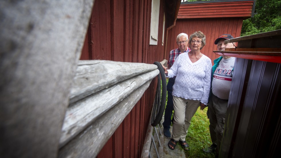 I år kommer inte midsommarstången kläs i blommor utanför Runtuna bygdegård. Leif Fredriksson, Monica Fredriksson och Joe Eklöf får låta den ligga kvar på bygdegårdens baksida och vänta på nästa års eventuella firande.