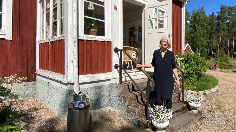 Solveig Sehlstedt har bott i Arrebo skola, tillsammans med maken Sören, i 13 år. Hon har pratat med några av de elever som en gång i tiden gick i skolan här, men skulle gärna vilja veta mer om sitt hems historia. 