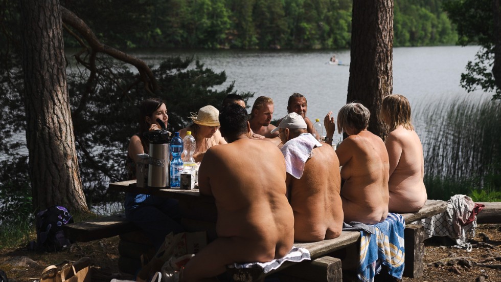 Under resan till Fjällnora naturistbad valde några deltagare att vänta med att klä av sig medan andra kände sig omedelbart obesvärade utan kläder och det slutade med att alla var nakna.