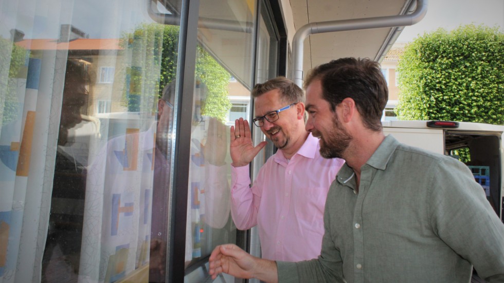 Mats Appel och Christoffer Karlsson kikar in i de tomma lokaler som Näringslivscentrum och Deco padel (under arbetsnamnet Decoworking) flyttar till i början av nästa år.
