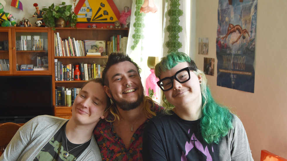 Hilma Linder, Pim Lindgren och Myr Wikström bjuder in till pridedisco på Burträsk Queerkafé.