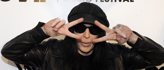 Gitarristen Mick Mars stämmer Mötley Crüe