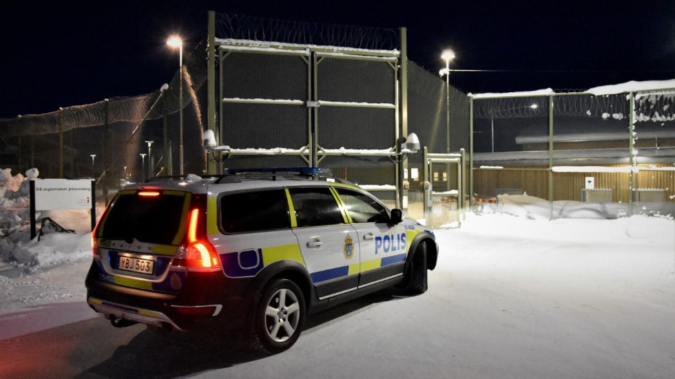 Polis larmades till platsen 14:04 med anledning av att två personer avvikit från ungdomshemmet.
