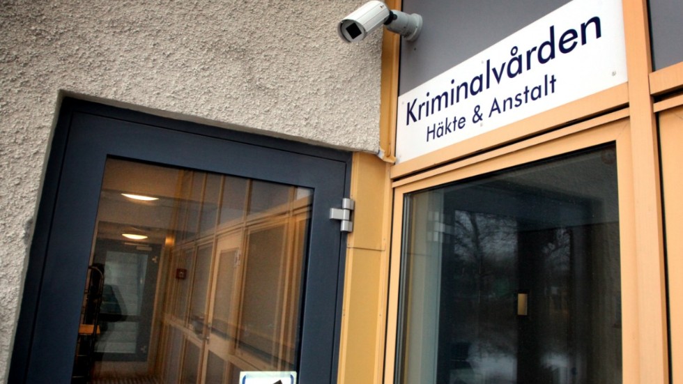 Mannen hålls i förvar i arresten i Visby.