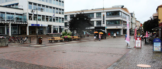 Pensionär hotad på torg i centrum