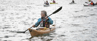 Kajakpaddling där himmel möter hav