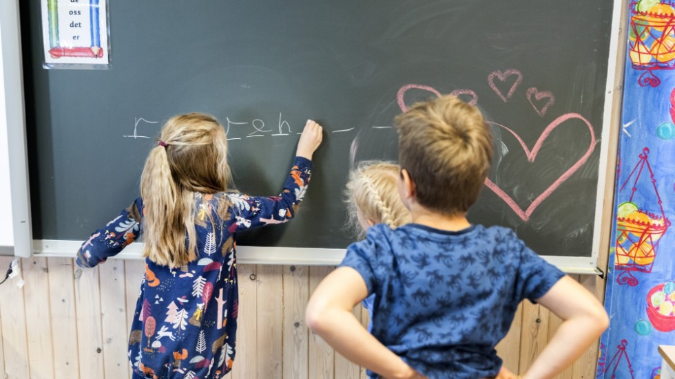 Det politiska spelet kring skolan och barn och ungdomars skolmiljö ter sig ytterst märkligt, tycker signaturen Eriksson. Genrebild.