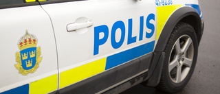 Man i ambulans blev stökig – togs av polis