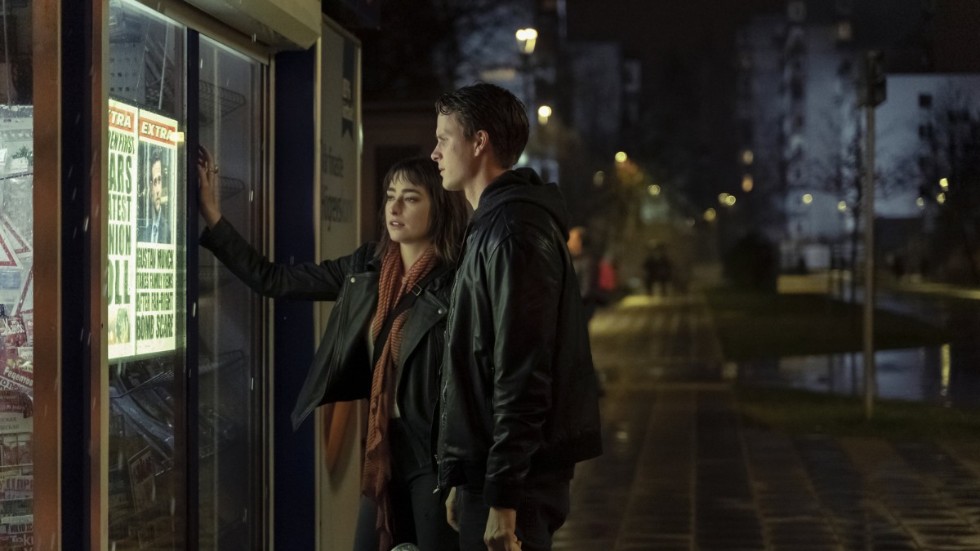 Ellise Chappell och Adam Pålsson i Netflix-serien "Young Wallander". Pressbild.