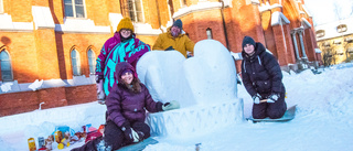 Änglar och kors i snö utanför domkyrkan