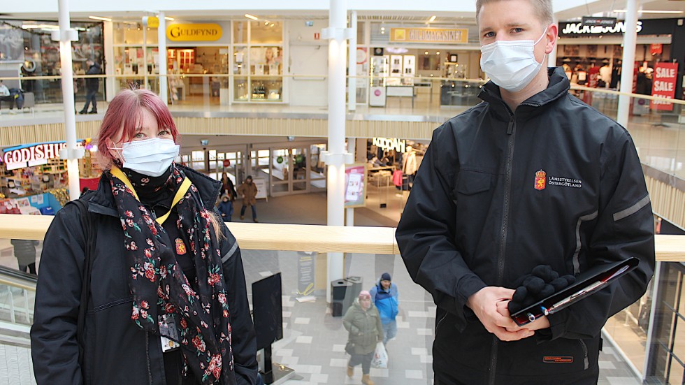 Tillsynshandläggarna Weronica Klasson och Adam Bergner besökte under lördagen I-huset på Tornby för att inspektera hur den nya covid-19-lagen efterlevs.
