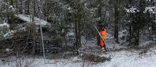 Trafikkaos på E20 efter att bil kört rätt ut i skogen – orsakade köer och totalstopp