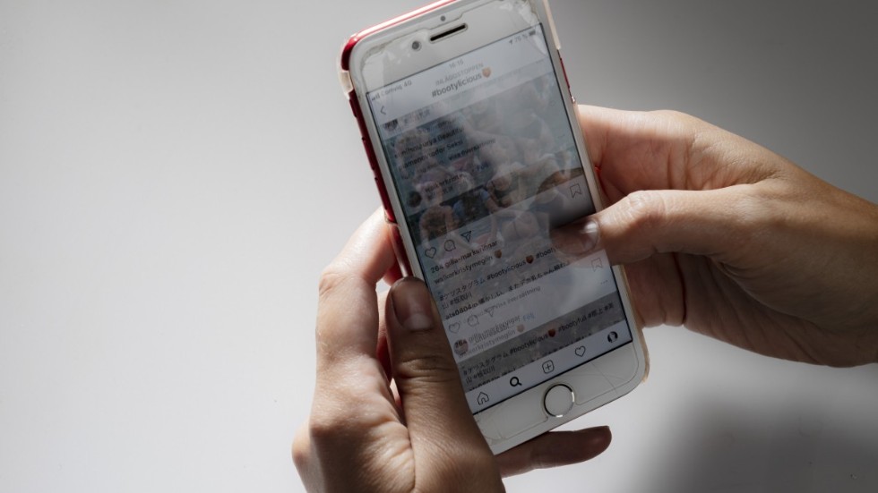 Kvinnan misstänks ha skickar hundratals sms till mannen trots att hon nyligen dömdes för likartad brottslighet.