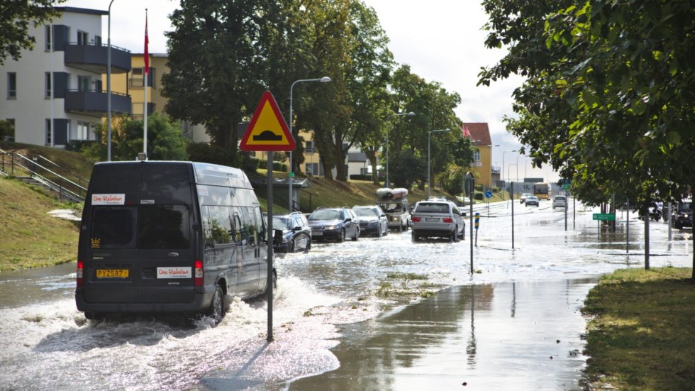 Vattnet hann inte med att rinna bort vid hamnterminalen. 