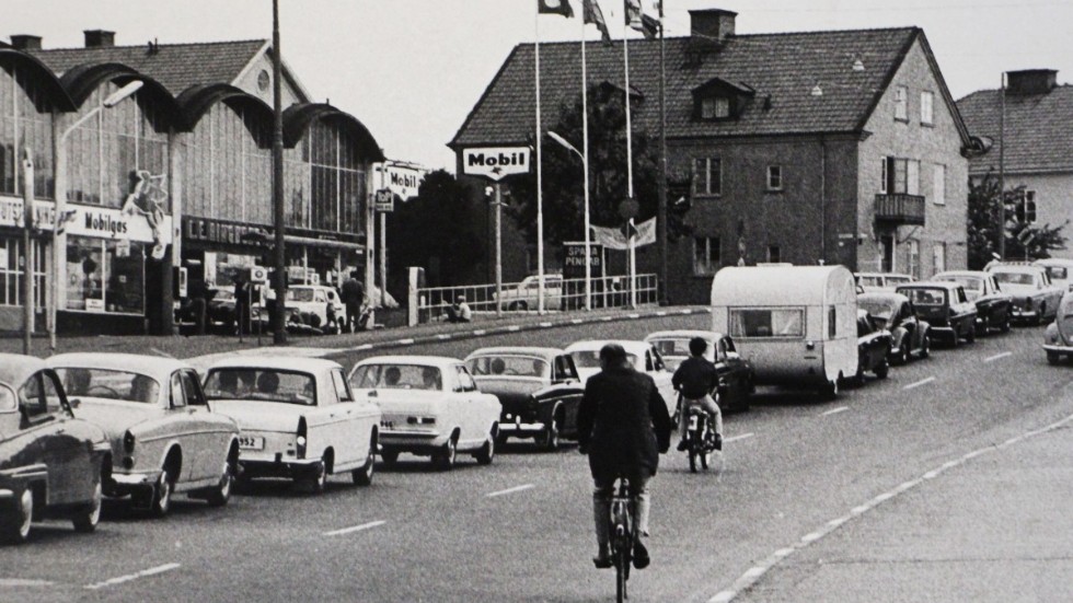 De ständiga och långa köerna i "Ringborgs hörna" drev fram lösningen med trafiksignaler. När bilden togs, sommaren 1968, var det dock flera år kvar innan signalerna var på plats.