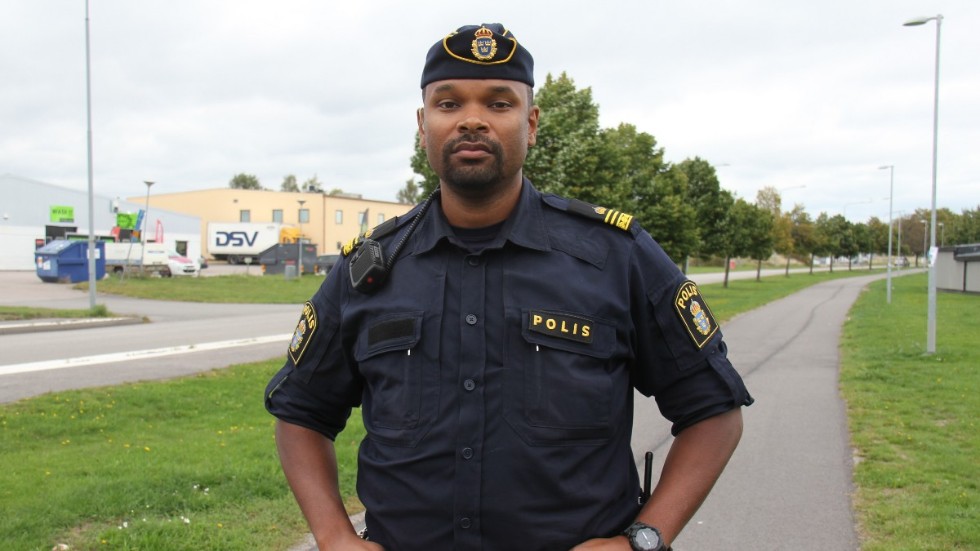 Benjamin Prom, gruppchef, uppmanar till lugn i Klockaretorpet efter tisdagens skjutning på Tamburinens skolområde. –Få inte panik. Vi ser det som en enskild händelse.