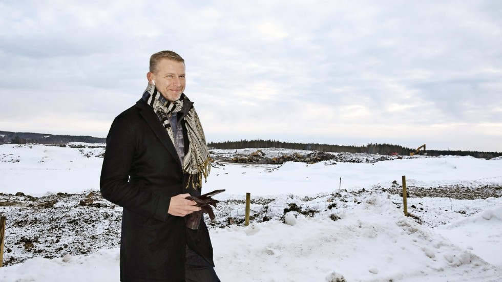 "Vi hade trott att efterfrågan på elbatterier skulle stegras stegvis under tio år men utvecklingen har accelererat mycket snabbare", säger Peter Carlsson.