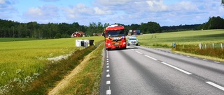 En till sjukhus efter att lastbil välte ner i dike