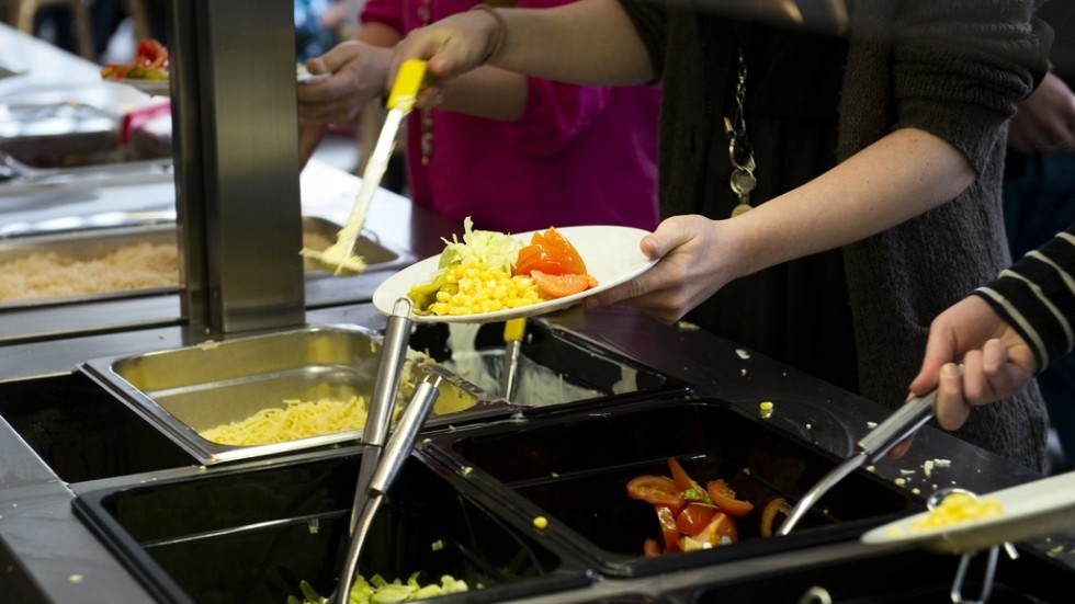 Vår kökspersonal tillagar skollunchen med hjälp av näringsberäknade recept för att vi ska säkerställa att den har rätt innehåll, skriver rektorn för Kunskapsgymnasiet.