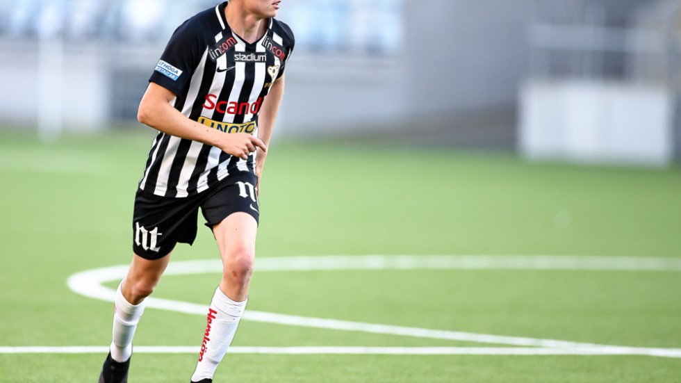 Hadar Sundberg går en frusterande kamp mot sin envisa skada.