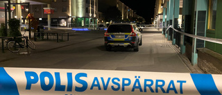 16-årig pojke skjuten till döds i Nyfors – mördaren på fri fot