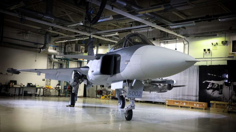 Saab har svårt att få fram delar till de nya Gripen-plan som monters i Linköping.