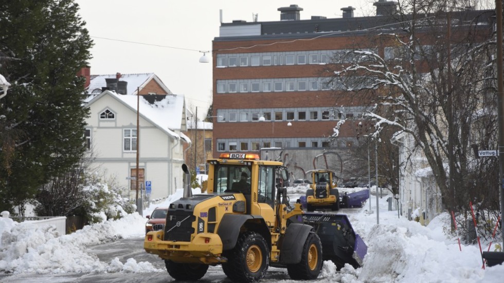 På måndagseftermiddagen röjdes gatorna i många bostadsområden från snö, här en bild från Gültzauudden.