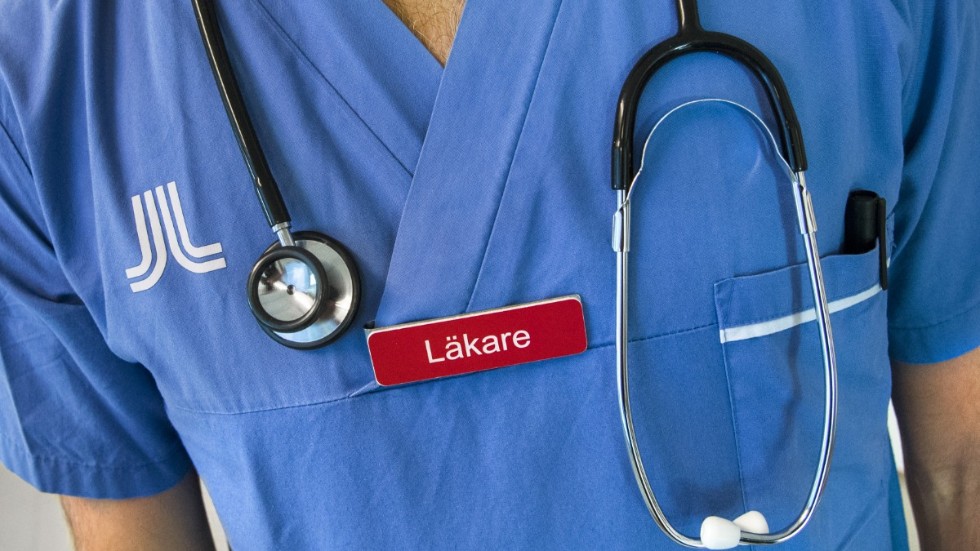 En hyrläkare som brustit i undersökningar av hjärtat fick sluta i förtid.